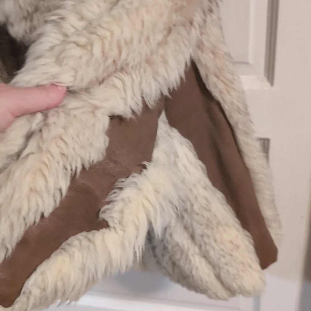 Elegant Cream Feathered Lamb Fur Jacket - Picture 4 of 5